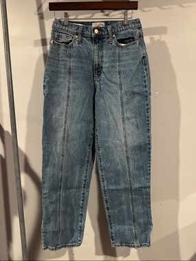 Universal Thread Women's Straight Leg Jeans in Washed Blue